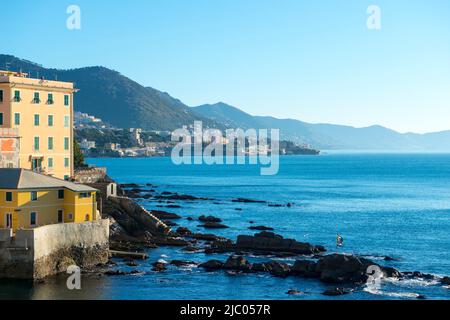 Boccadasse Dorf in einem sonnigen Tag und die Küste am Mittelmeer in Ligurien, Italien. Stockfoto