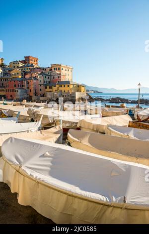 Boccadasse Dorf in einem sonnigen Tag mit Booten auf dem Mittelmeer in Ligurien, Italien. Stockfoto
