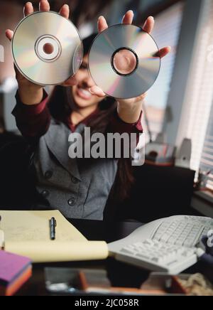 Geschäftsfrau-Holding-Compact-discs Stockfoto