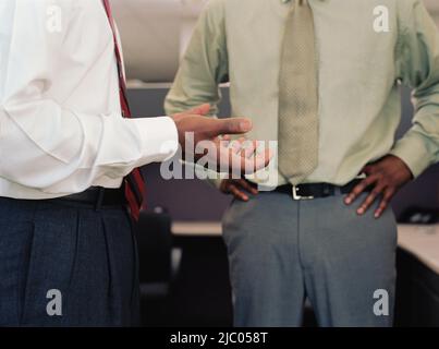 Nahaufnahme von die Geschäftsleute von Händen gestikulierte Stockfoto