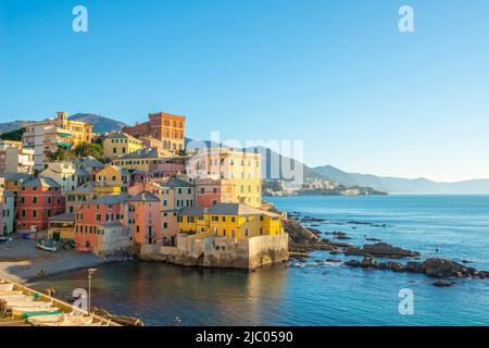 Boccadasse Dorf in einem sonnigen Tag am Mittelmeer in Ligurien, Italien. Stockfoto
