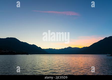 Sonnenuntergang über dem Lago Maggiore mit Berg in Locarno, Schweiz. Stockfoto