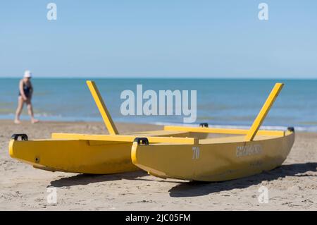 Rettungsboot am Sandstrand in Rimini, Italien. Stockfoto