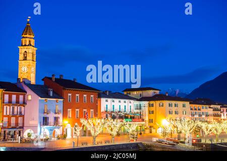 Beleuchtete Stadt Ascona in der Dämmerung im tessin, Schweiz. Stockfoto