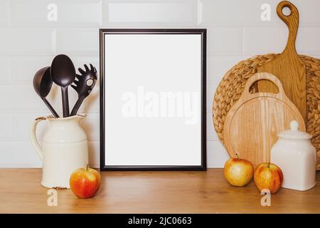 Küchenvorlage, Modell für Poster in schwarzem Rahmen. Vintage-Design mit Früchten Stockfoto