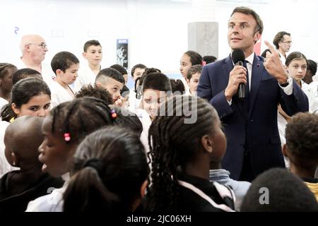 Clichy-sous-Bois, Frankreich, 08/06/2022, 2022. Der französische Präsident Emmanuel Macron geht zu einem SOLIDARITÄTSDOJO in Clichy-sous-Bois für eine Reise, die dem Ort des Sports und der Sportpraxis gewidmet ist, 8. Juni 2022 Foto von Stephane Lemouton/Pool/ABACAPRESS.COM Stockfoto