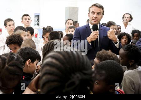 Clichy-sous-Bois, Frankreich, 08/06/2022, 2022. Der französische Präsident Emmanuel Macron geht zu einem SOLIDARITÄTSDOJO in Clichy-sous-Bois für eine Reise, die dem Ort des Sports und der Sportpraxis gewidmet ist, 8. Juni 2022 Foto von Stephane Lemouton/Pool/ABACAPRESS.COM Stockfoto