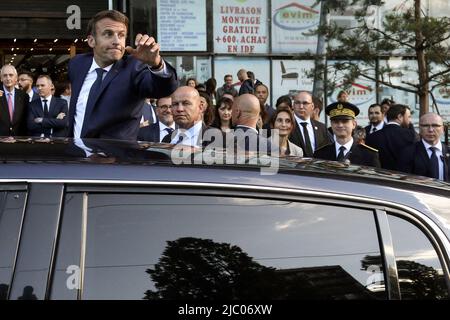 Clichy-sous-Bois, Frankreich, 08/06/2022, 2022. Der französische Präsident Emmanuel Macron geht zu einem SOLIDARITÄTSDOJO in Clichy-sous-Bois für eine Reise, die dem Ort des Sports und der Sportpraxis gewidmet ist, 8. Juni 2022 Foto von Stephane Lemouton/Pool/ABACAPRESS.COM Stockfoto