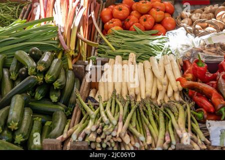 Frisches Gemüse zum Verkauf an einem Verkaufsstand im Freien in den Niederlanden. Tomaten, Zucchinispargel und frische Bohnen, Nahaufnahme. Stockfoto