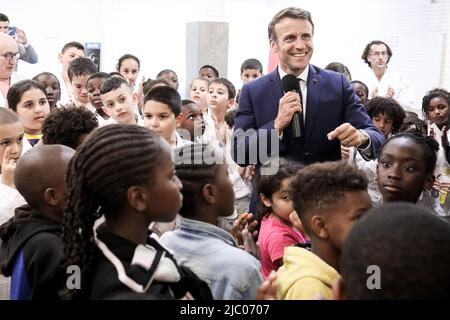 Clichy-sous-Bois, Frankreich, 08/06/2022, 2022. Der französische Präsident Emmanuel Macron geht zu einem SOLIDARITÄTSDOJO in Clichy-sous-Bois für eine Reise, die dem Ort des Sports und der Sportpraxis gewidmet ist, 8. Juni 2022 Foto von Stephane Lemouton/Pool/ABACAPRESS.COM Stockfoto