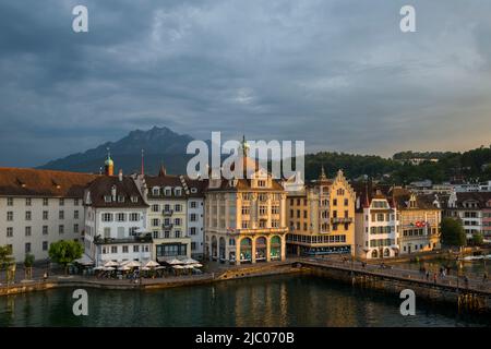 Panoramablick über die Stadt Luzern und den Berggipfel in der Schweiz. Stockfoto