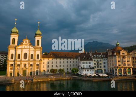 Panoramablick über die Jesuitenkirche in Luzern und den Berggipfel in der Schweiz. Stockfoto