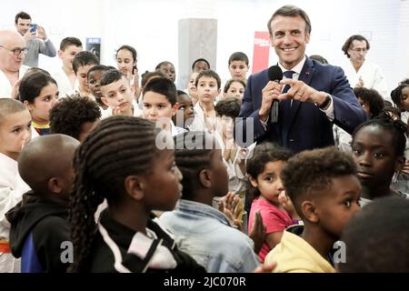 Clichy-sous-Bois, Frankreich, 08/06/2022, 2022. Der französische Präsident Emmanuel Macron geht zu einem SOLIDARITÄTSDOJO in Clichy-sous-Bois für eine Reise, die dem Ort des Sports und der Sportpraxis gewidmet ist, 8. Juni 2022 Foto von Stephane Lemouton/Pool/ABACAPRESS.COM Stockfoto