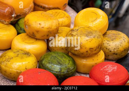 Holländisches Käseladen. Edam, Gouda ganze runde Räder zum Verkauf an einem Verkaufsstand im Freien in den Niederlanden, Nahaufnahme Stockfoto