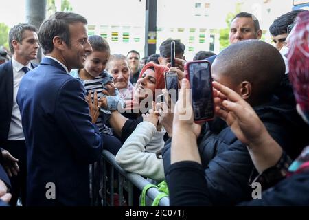 Clichy-sous-Bois, Frankreich, 08/06/2022, 2022. Der französische Präsident Emmanuel Macron geht zu einem SOLIDARITÄTSDOJO in Clichy-sous-Bois für eine Reise, die dem Ort des Sports und der Sportpraxis gewidmet ist, 8. Juni 2022 Foto von Stephane Lemouton/Pool/ABACAPRESS.COM Stockfoto