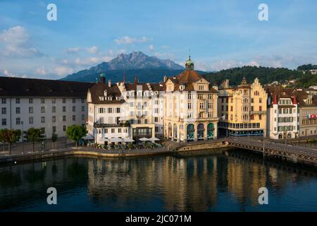 Panoramablick über die Stadt Luzern und den Berggipfel in der Schweiz. Stockfoto