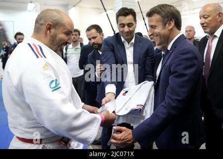 Clichy-sous-Bois, Frankreich, 08/06/2022, 2022. Der französische Präsident Emmanuel Macron geht zu einem SOLIDARITÄTSDOJO in Clichy-sous-Bois für eine Reise, die dem Ort des Sports und der Sportpraxis gewidmet ist, 8. Juni 2022 Foto von Stephane Lemouton/Pool/ABACAPRESS.COM Stockfoto