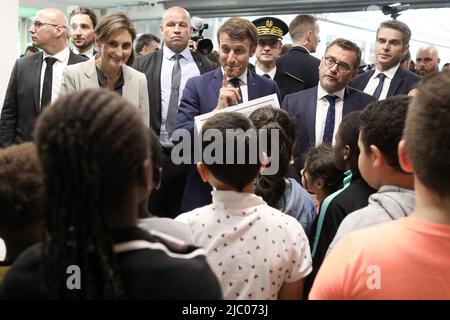 Clichy-sous-Bois, Frankreich, 08/06/2022, 2022. Der französische Präsident Emmanuel Macron geht zu einem SOLIDARITÄTSDOJO in Clichy-sous-Bois für eine Reise, die dem Ort des Sports und der Sportpraxis gewidmet ist, 8. Juni 2022 Foto von Stephane Lemouton/Pool/ABACAPRESS.COM Stockfoto