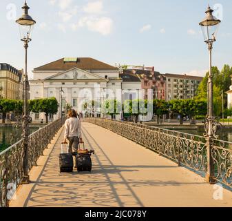 Frau mit Gepäck über eine Brücke in Luzern, Schweiz. Stockfoto