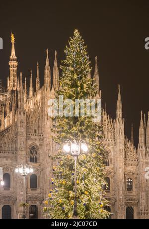 Mailänder Dom mit Weihnachtsbaum bei Nacht in der Lombardei, Italien. Stockfoto