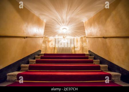 Beleuchteter Korridor im Scala Theater auf der Piazza della Scala Indoors in Mailand, Lombardei in Italien. Stockfoto