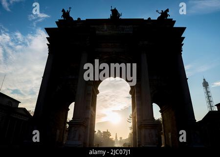 Friedensbogen und Castello Sforza in Mailand mit Sonnenlicht in der Lombardei, Italien Stockfoto