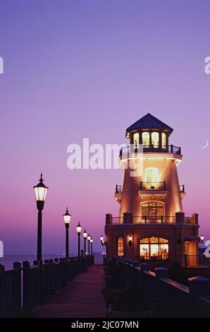 Leuchtturm und Pier im Meer, Beau Rivage, Biloxi, Harrison County, Mississippi, USA Stockfoto