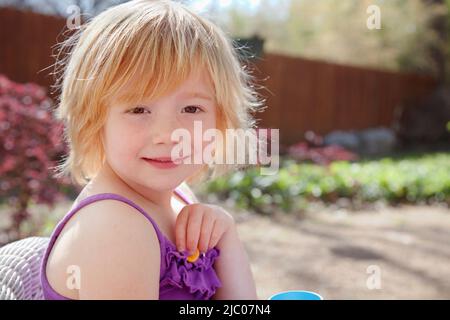 Porträt von einem netten Mädchen lächelnd Stockfoto