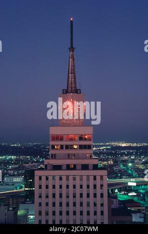 Glockenturm des Gebäudes der Mercantile National Bank in der Nacht, Dallas, Texas, USA Stockfoto