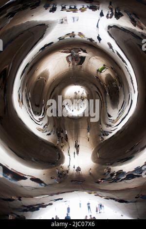 Reflexionen über Cloud Gate, Millennium Park, Chicago, Cook County, Illinois, USA Stockfoto