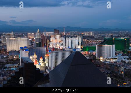 Gebäude am Las Vegas Strip angesehen von der Spitze des Mandalay Bay Resort und Casino, Las Vegas, Clark County, Nevada, USA Stockfoto