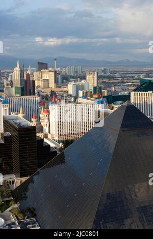 Las Vegas Strip angesehen von der Spitze des Mandalay Bay Resort und Casino, Las Vegas, Clark County, Nevada, USA Stockfoto