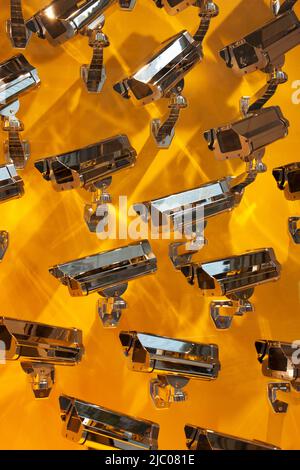 Überwachungskamera Skulpturen an den Louis Vuitton Store, Chicago, Cook County, Illinois, USA Stockfoto