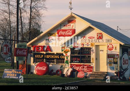 Antiquitätengeschäft bedeckt mit Vintage Zeichen, South Carolina, USA Stockfoto