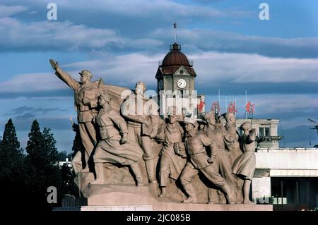 Statuen von Peking Denkmal für die Helden des Volkes mit der Mao Zedong-Gedächtnishalle im Hintergrund, Tiananmen-Platz, Peking, China Stockfoto