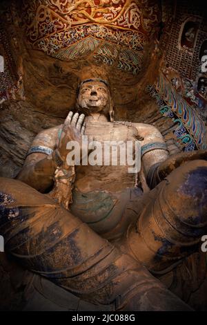 Niedrigen Winkel Ansicht einer Buddha-Statue in einer Höhle, Yungang buddhistischen Höhlen, Datong, China Stockfoto