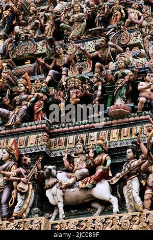 Details der Schnitzereien an einem Tempel, Sri Veeramakaliamman, Little India, Singapur Stockfoto