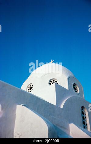 Low Angle View einer Kirche, Santorini, Kykladen, Griechenland Stockfoto