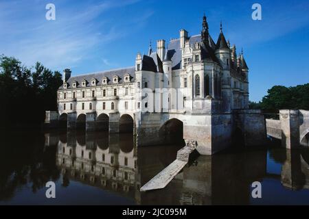 Spiegelung eines Schlosses im Wasser, Chateau De Chenonceau, Fluss Cher, Chenonceaux, Loire-Tal, Frankreich Stockfoto