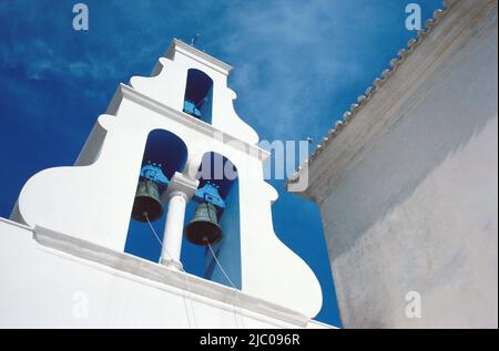 Niedriger Winkel Ansicht des Glockenturms einer Kirche, Santorini, Griechenland Stockfoto