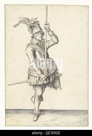 Entwurf für einen Druck, Soldier hält seinen Spieß mit beiden Händen aufrecht vor ihm hoch über dem Boden Armshandelinghe van Spiessen (Serientitel), Zeichner: Jacob de Gheyn (II), 1596 - 1606, Papier, Stift, Pinsel, H 257 mm × B 176 mm Stockfoto