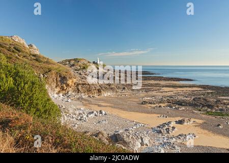 Bracelet Bay und Mumbles Lighthouse (1794) auf Mumbles Head, Mumbles, Swansea, South Wales, Großbritannien Stockfoto