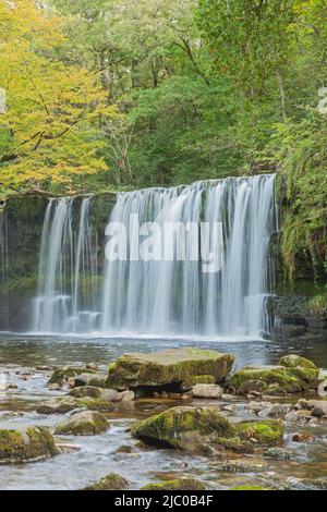 Sgwd Ddwli Uchaf (Upper Gushing Falls), am Fluss Nedd Fechan, zwischen Pont Melin-fach und Pontneddfechan, Brecon Beacons National Park, South Wales Stockfoto