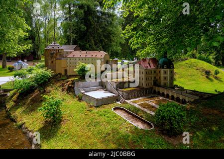 Marianske Lazne, Tschechische Republik - 30. Mai 2022: Miniaturpark Bohominium - Miniatur der Burg und Château Bečov nad Teplou Stockfoto