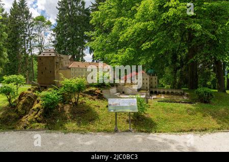 Marianske Lazne, Tschechische Republik - 30. Mai 2022: Miniaturpark Bohominium - Miniatur der Burg und Château Bečov nad Teplou Stockfoto