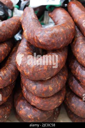 Roter iberischer Chorizo am Straßenmarkt. Nahaufnahme Stockfoto