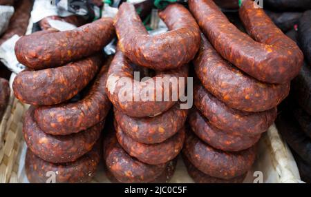 Roter iberischer Chorizo am Straßenmarkt. Nahaufnahme Stockfoto