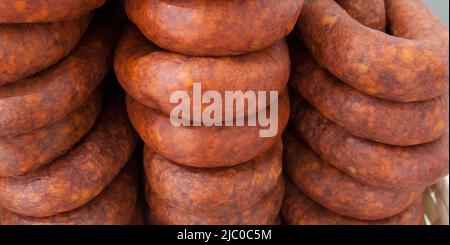 Roter iberischer Chorizo am Straßenmarkt. Nahaufnahme Stockfoto