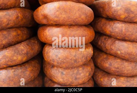 Roter iberischer Chorizo am Straßenmarkt. Nahaufnahme Stockfoto