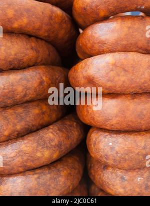 Roter iberischer Chorizo am Straßenmarkt. Nahaufnahme Stockfoto